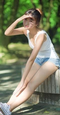 清纯学生妹背心短裤户外写真，与阳光亲密相依