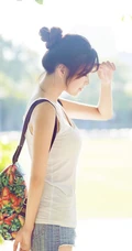 清纯学生妹背心短裤户外写真，与阳光亲密相依