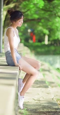 清纯学生妹背心短裤户外写真，与阳光亲密相依