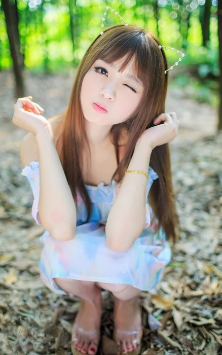 可爱喵咪少女户外写真 眯眼嘟嘴萌翻全场