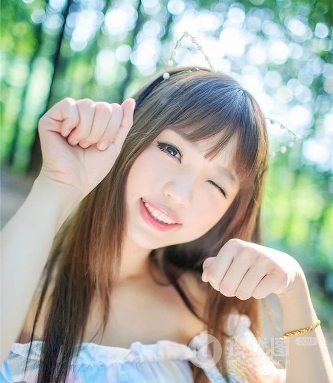 可爱喵咪少女户外写真 眯眼嘟嘴萌翻全场