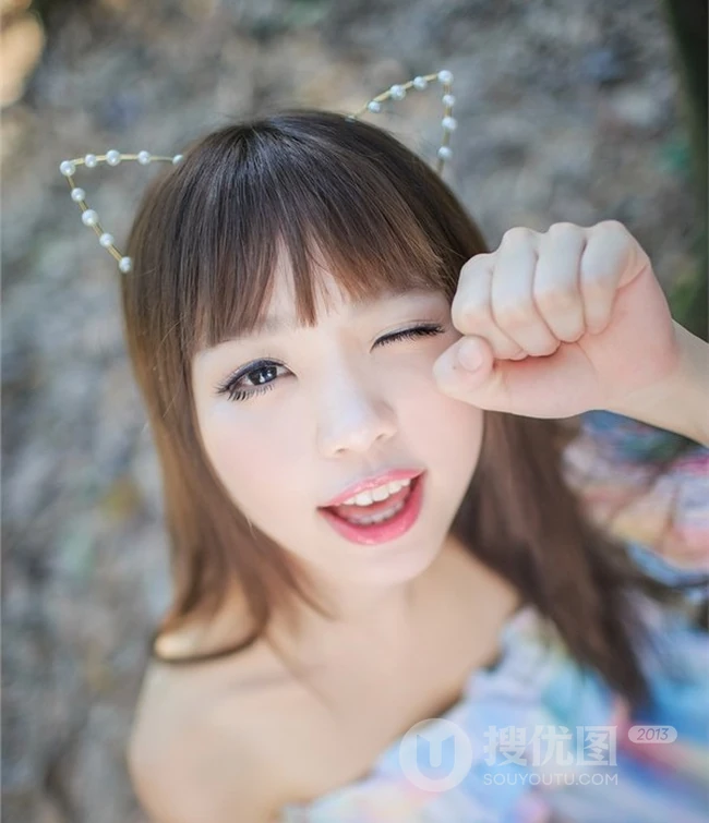 可爱喵咪少女户外写真 眯眼嘟嘴萌翻全场