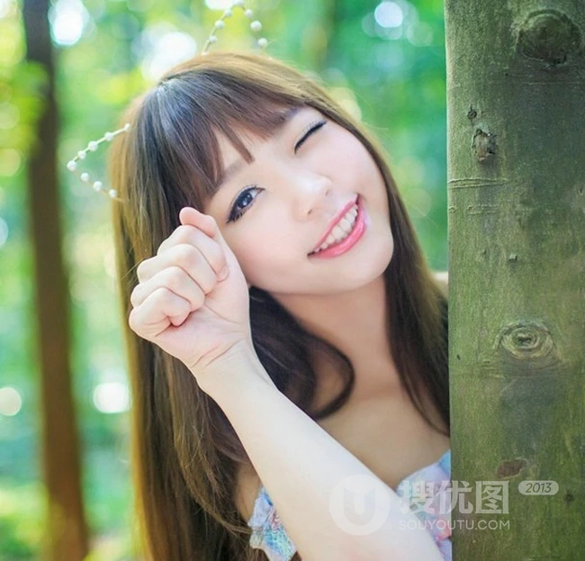 可爱喵咪少女户外写真 眯眼嘟嘴萌翻全场
