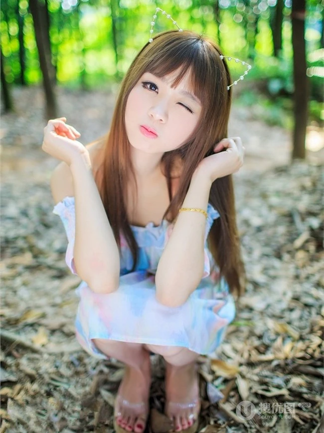 可爱喵咪少女户外写真 眯眼嘟嘴萌翻全场