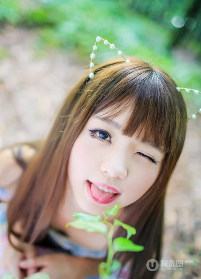 可爱喵咪少女户外写真 眯眼嘟嘴萌翻全场