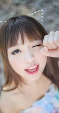 可爱喵咪少女户外写真 眯眼嘟嘴萌翻全场