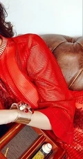 杜十五居家沙发写真美图 连衣红裙秀出纤细蛮腰与线条感