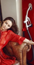 杜十五居家沙发写真美图 连衣红裙秀出纤细蛮腰与线条感