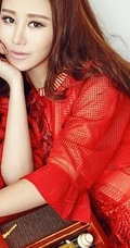 杜十五居家沙发写真美图 连衣红裙秀出纤细蛮腰与线条感