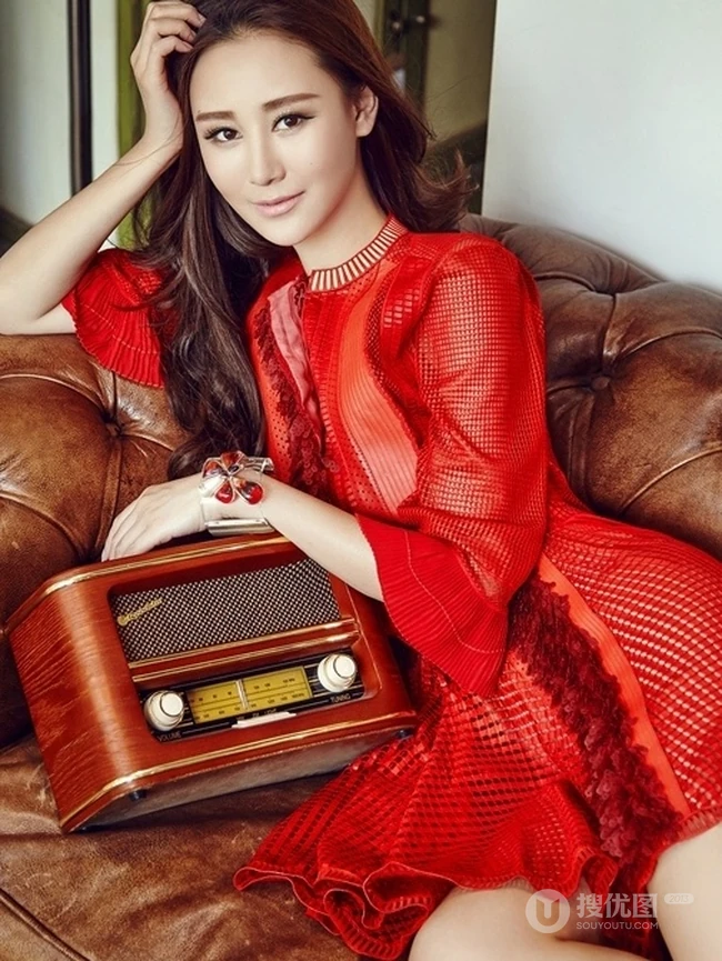杜十五居家沙发写真美图 连衣红裙秀出纤细蛮腰与线条感