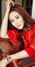 杜十五居家沙发写真美图 连衣红裙秀出纤细蛮腰与线条感