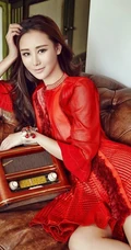 杜十五居家沙发写真美图 连衣红裙秀出纤细蛮腰与线条感