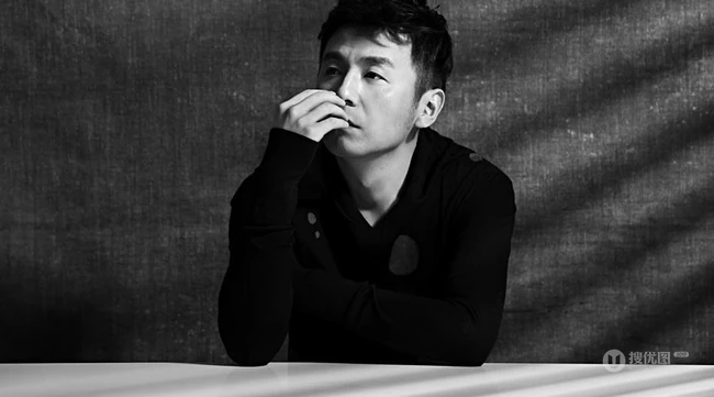 雷佳音黑白写真图片，彰显忧郁型男独特魅力