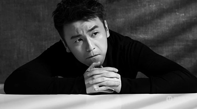 雷佳音黑白写真图片，彰显忧郁型男独特魅力