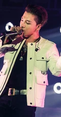 韩国帅男团BigBang演出舞台照，灯光闪烁，魅力四射