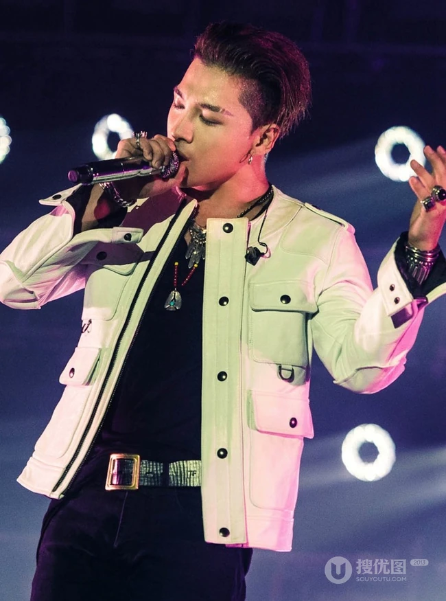 韩国帅男团BigBang演出舞台照，灯光闪烁，魅力四射