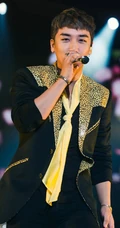 韩国帅男团BigBang演出舞台照，灯光闪烁，魅力四射