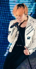 韩国帅男团BigBang演出舞台照，灯光闪烁，魅力四射