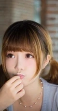 吃蛋糕的90后可爱女生悠闲时光