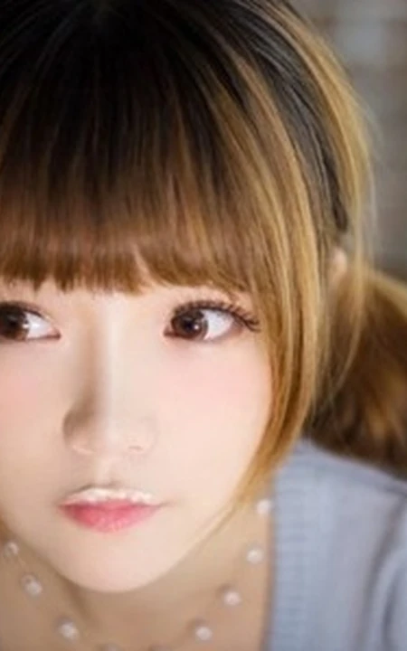 吃蛋糕的90后可爱女生悠闲时光