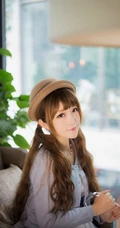 吃蛋糕的90后可爱女生悠闲时光