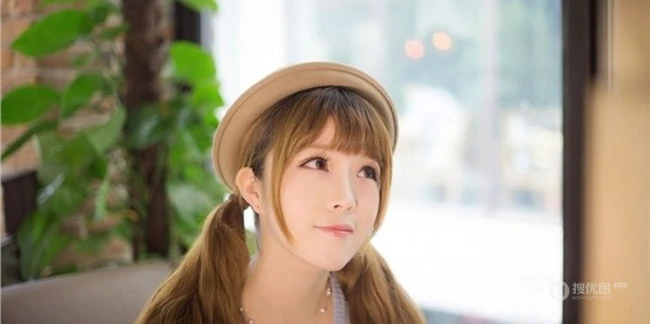 吃蛋糕的90后可爱女生悠闲时光