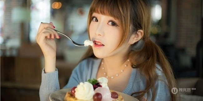 吃蛋糕的90后可爱女生悠闲时光