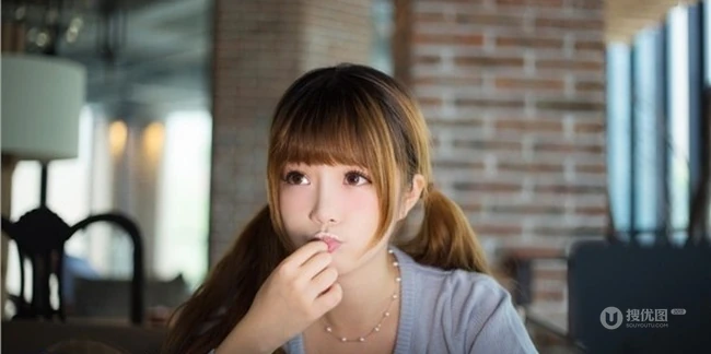 吃蛋糕的90后可爱女生悠闲时光