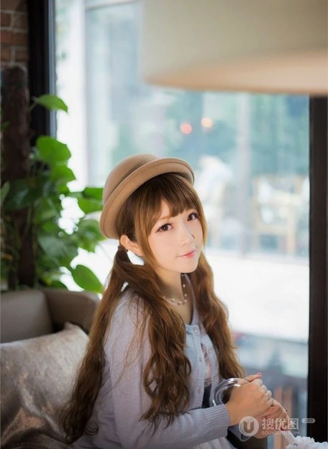 吃蛋糕的90后可爱女生悠闲时光