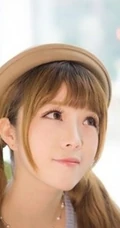 吃蛋糕的90后可爱女生悠闲时光