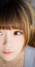 吃蛋糕的90后可爱女生悠闲时光