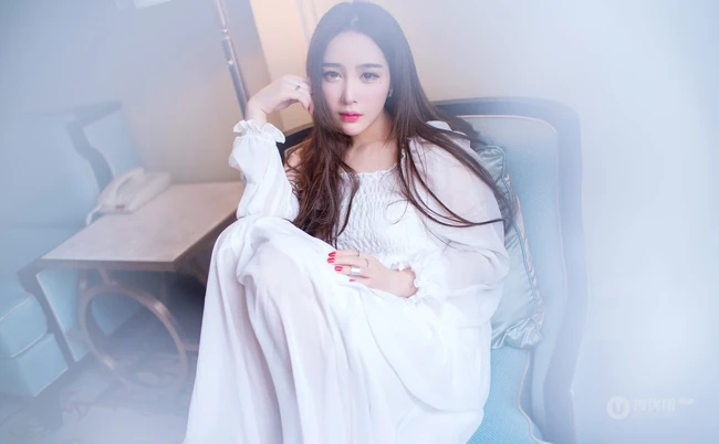 女生模特儿郭芸萌唯美朦胧白裙写真照