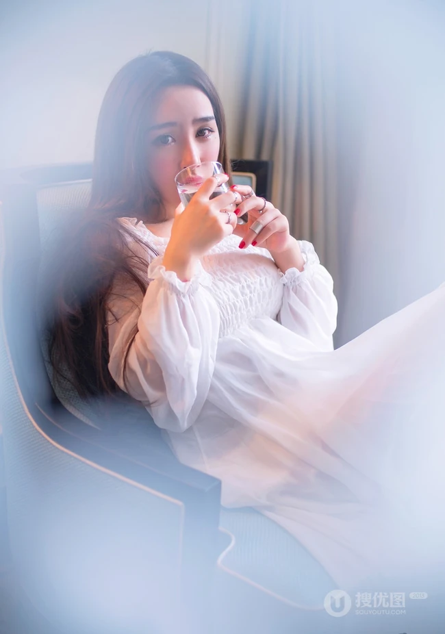 女生模特儿郭芸萌唯美朦胧白裙写真照