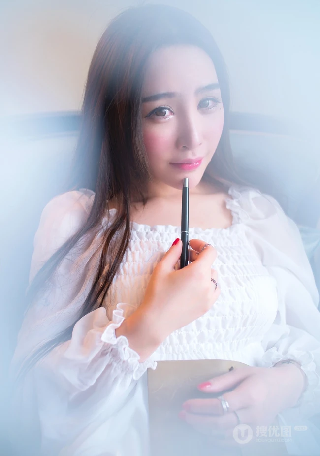 女生模特儿郭芸萌唯美朦胧白裙写真照
