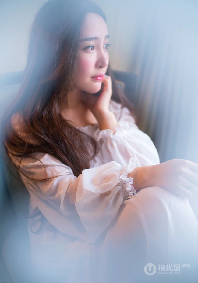 女生模特儿郭芸萌唯美朦胧白裙写真照