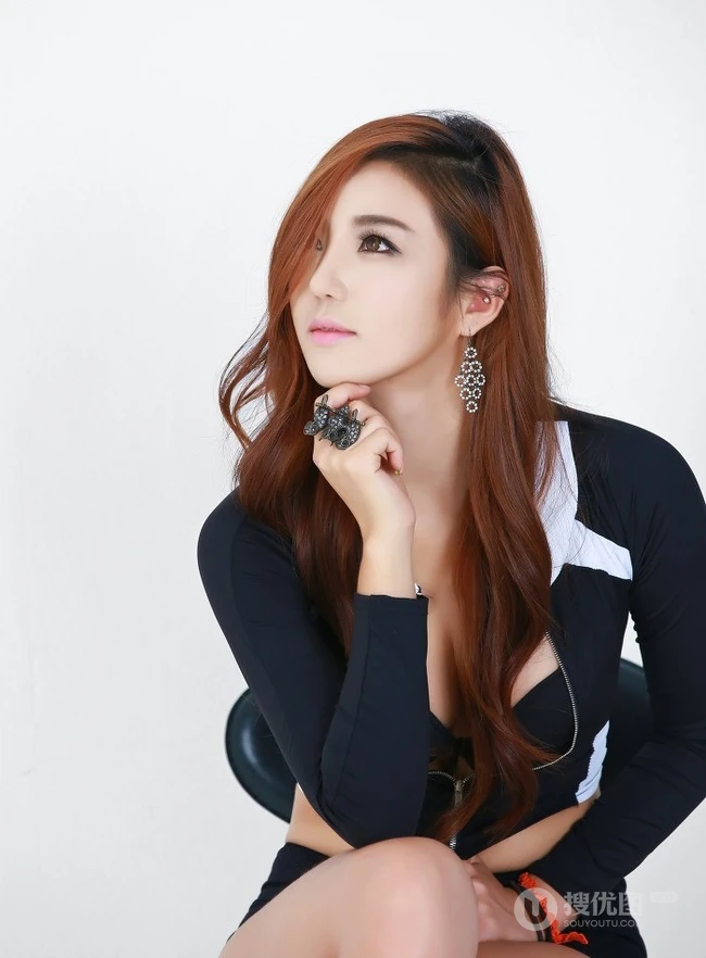 韩国女生李春儿 紧身热裤展现别致黑色气质