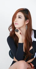 韩国女生李春儿 紧身热裤展现别致黑色气质