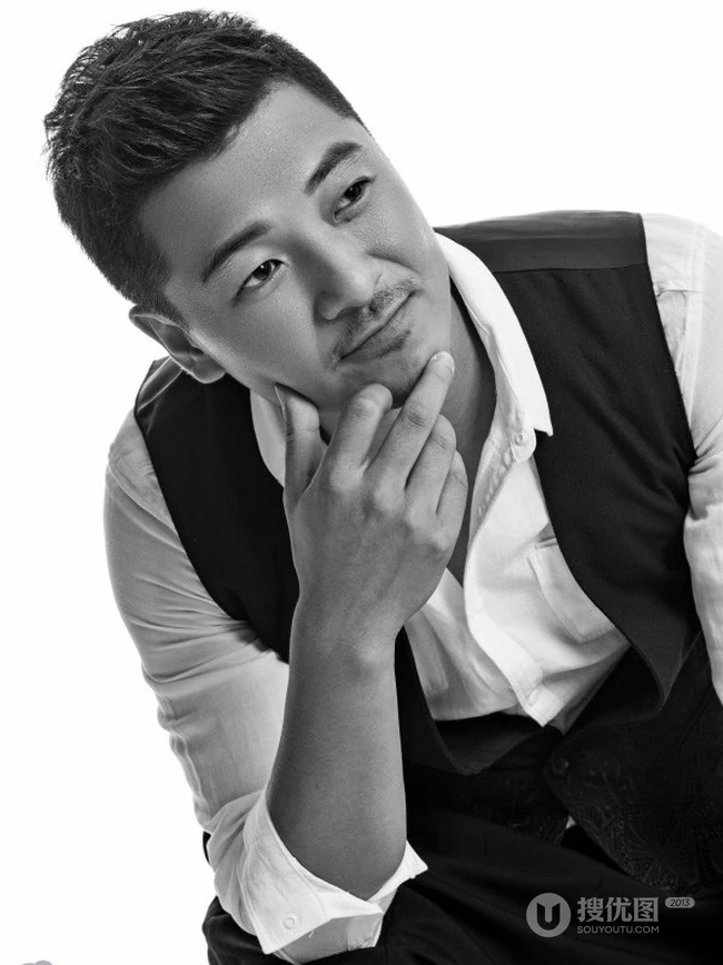 齐奎图片 壮汉型男演员齐奎绅士装黑白写真