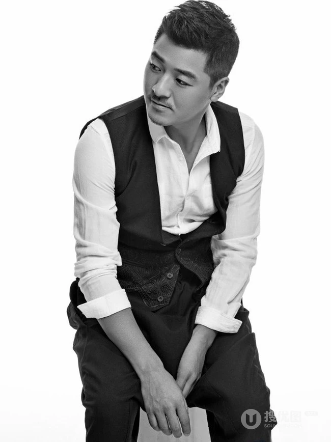 齐奎图片 壮汉型男演员齐奎绅士装黑白写真