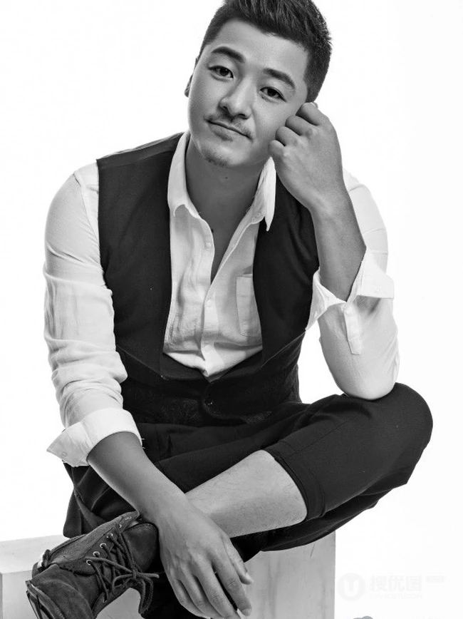 齐奎图片 壮汉型男演员齐奎绅士装黑白写真