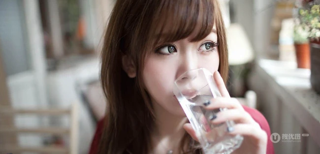 居家清纯女生清新写真图片