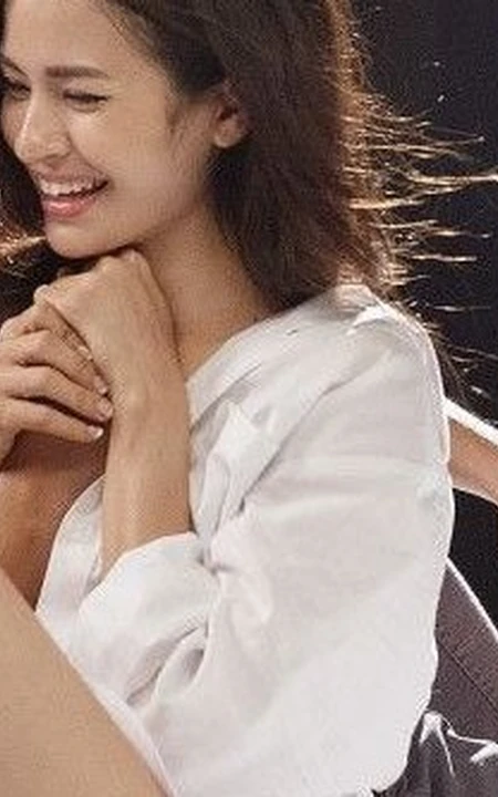 歌手柯有伦新MV床照曝光 与女生嬉戏打闹温馨感人