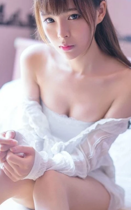 清纯大眼女生夏木颖~浅粉浅粉的家居服室内写真