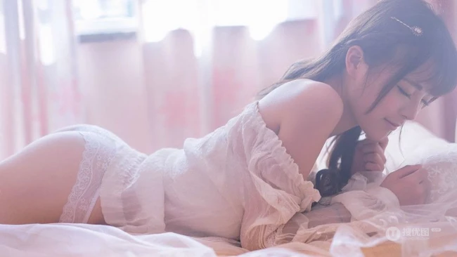 清纯大眼女生夏木颖~浅粉浅粉的家居服室内写真