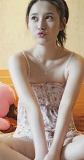 清爽的室内-女生璐瑶可爱小睡衣室内写真