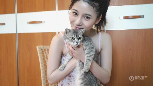 清爽的室内-女生璐瑶可爱小睡衣室内写真