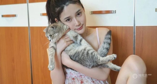 清爽的室内-女生璐瑶可爱小睡衣室内写真