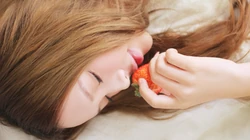 氧气美女裴紫绮私房床照壁纸