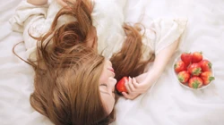 氧气美女裴紫绮私房床照壁纸
