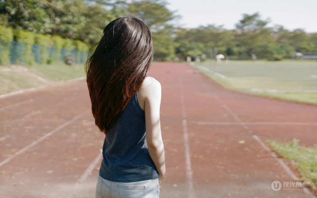 女生的背影桌面壁纸免费下载